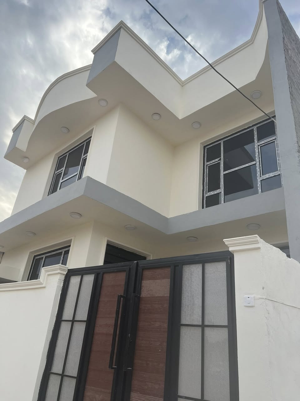 دار للبيع 
مساحة 150م طابو زراعي سند 25
بناء حديث طابقين تسليم مفتاح

خدمات كامله
يحتوي على
غرف نوم نظام سويت عدد3
كلدور عدد 2
مطبخ
استقبال
مجمع صحي عدد 3
منور عدد 2
الموقع //ورديه داخل منطقه الامام سيد موسى
للاستفسار اكثر الاتصال على الرقم
***********
