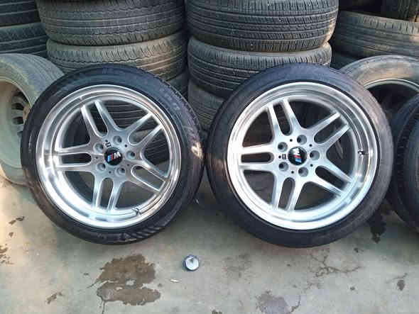 M18
تاقم تایە و ویلی ئێم 18 دوو سایز ویلەکانی لۆکە
چوار تایەی جوانی لە سەر و قیاسی سپۆرتە 
بۆ گۆرینەوە لە سلێمانیم
***********
***********
