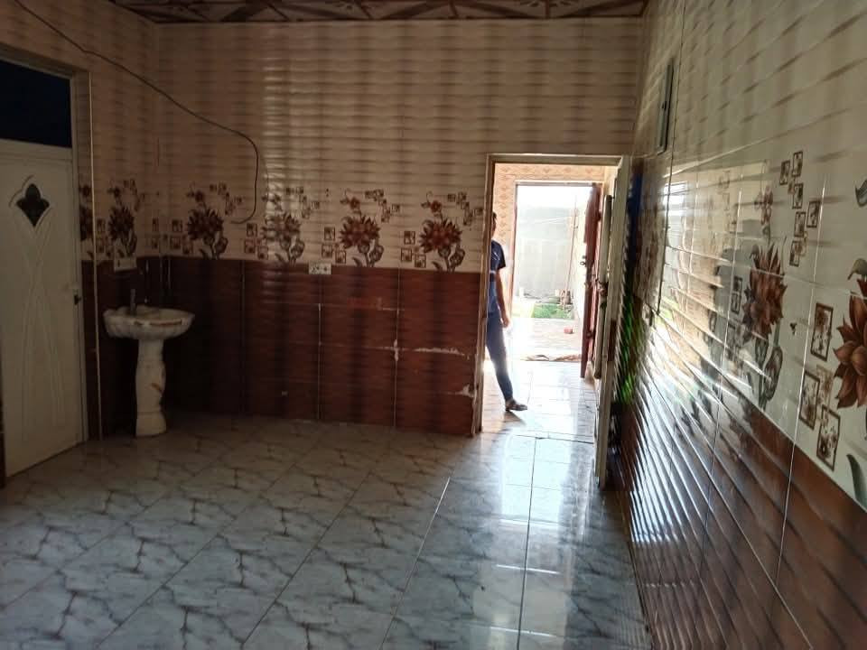 ♦️دار للبيع مساحته 240متر نظيف جدا♦️
يحتوي على غرفة نوم وهول ومطبخ وصحيات  وحديقة  ♦️وگراج مع قطعة مجاور الدار♦️ 
مبني من الطابوق فقط المطبخ بلوك
♦️السقف صب كونكريت♦️
الأرضية والجدران سيراميك 
السعر //32مليون وبي مجال 
العنوان//كوت حي الحكيم الاولى قرب الحولي
♦️ قريب من الشارع العام♦️
للاستفسار الاتصال على الارقام التالية:
***********
***********
***********
