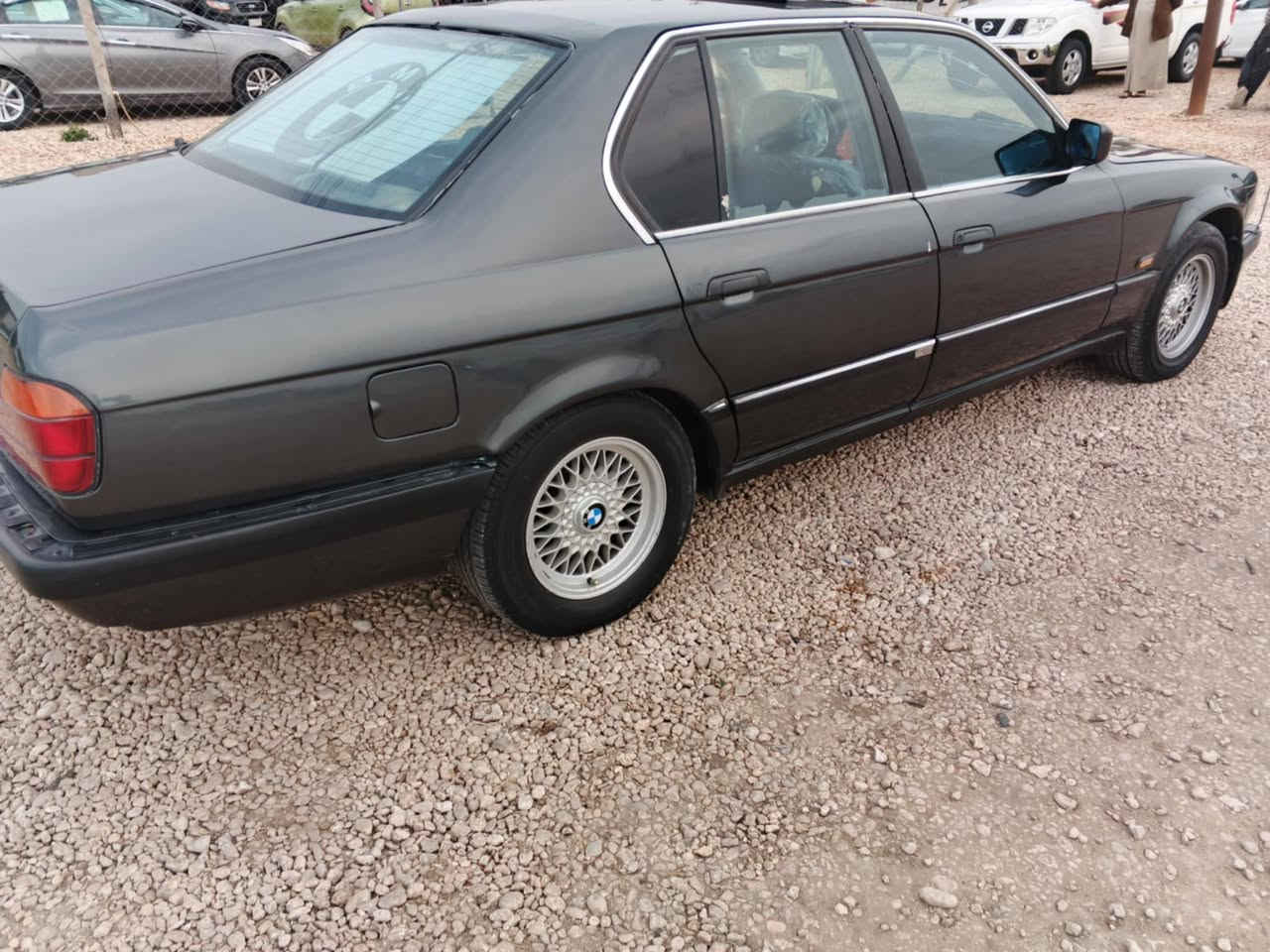 بي ام موديل 92 حجم 735
رقم بغداد انگليزي گير مكينه مكفول تخم تاير جديد ويل خلية 
دبل جكمجه دبل ارباك فول مواصفات شاشه كامره خلفية 
السعر /46
***********عنوان المسيب
