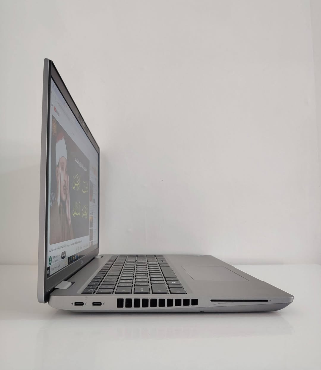 🔥 Dell Latitude 5531 الوحش العملي والأداء العالي 🔥

✅ المعالج : i7-12800H جيل 12
✅ عدد الأنوية : 20 CPUs
✅ الرام : 16GB DDR5 4800 (قطعتين)
✅ التخزين : SSD NVMe SK hynix
✅ بيه قطعتين هارد والمجموع 512GB

🎮 كرت شاشة Intel Iris Xe 8GB
🎮 كرت شاشة NVIDIA GeForce MX550 2GB

🖥 شاشة FHD واضحة ونقية
⌨️ كيبورد ستيكر ضوئي عربي إنكليزي
🔋 بطارية جديدة اكسلنت تقره 100%
✨ الجهاز نظيف جداً ونفس الصور تماماً
💯 الهدايا والملحقات(شاحن اصلي+ماوس+حقيبة+ماوس باد) 

💻 مناسب للشغل، التصميم، الدراسة، والمونتاج الخفيف والمتوسط

💰 السعر : 610 ألف فقط

📍 مكتب المهداوي لتجارة اللابتوبات المستخدمة
🚚 توصيل لكل المحافظات
🛡 ضمان حقيقي 30 يوم
⭐للطلب على رقم الهاتف *********** او مراسلتنا على الصفحة

