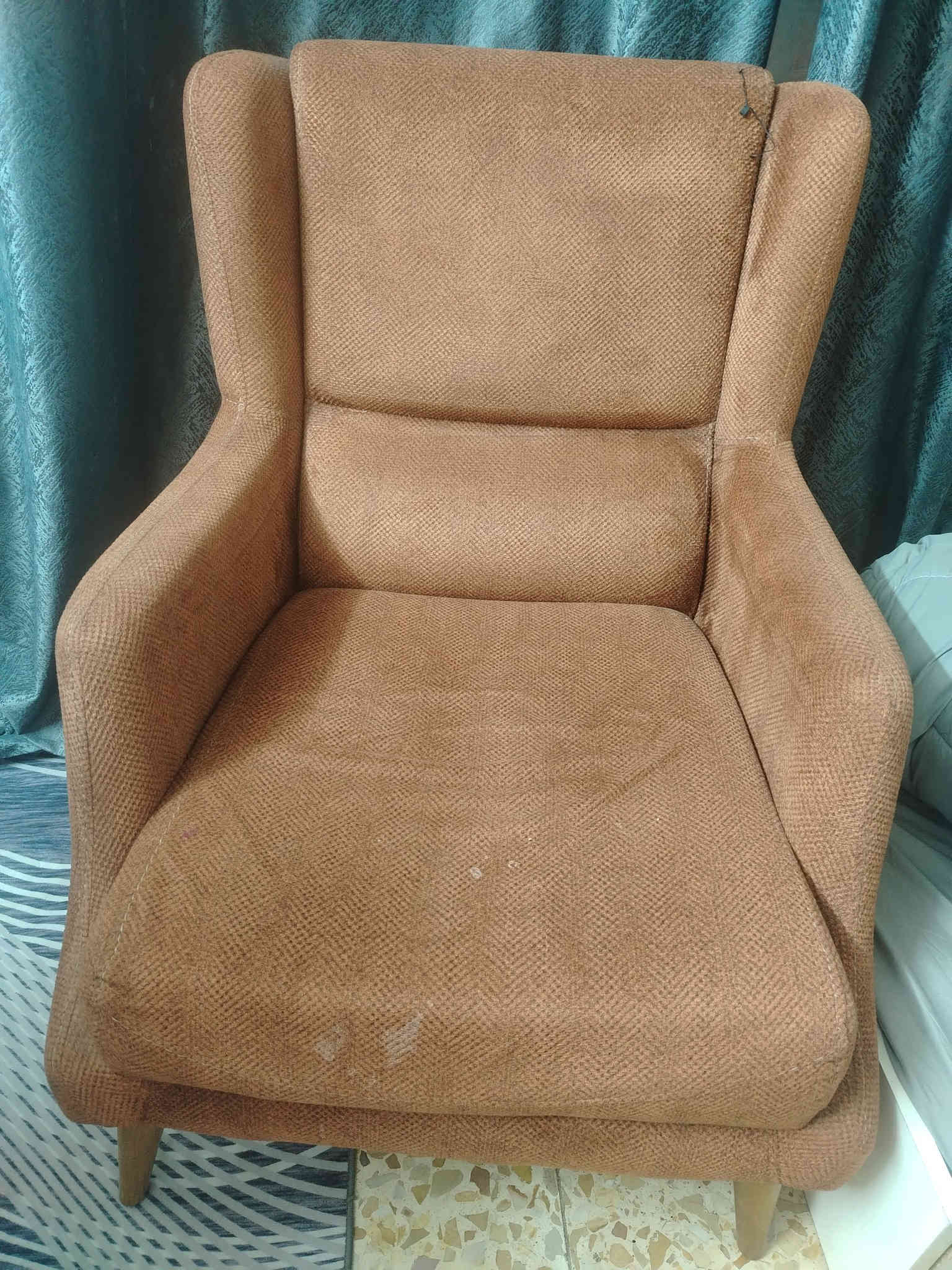 تخم عشر مقاعد تركي نظيف سرير ومخزن ٥٥٠ مكان زيونه اتصال *********** مع طبلات
