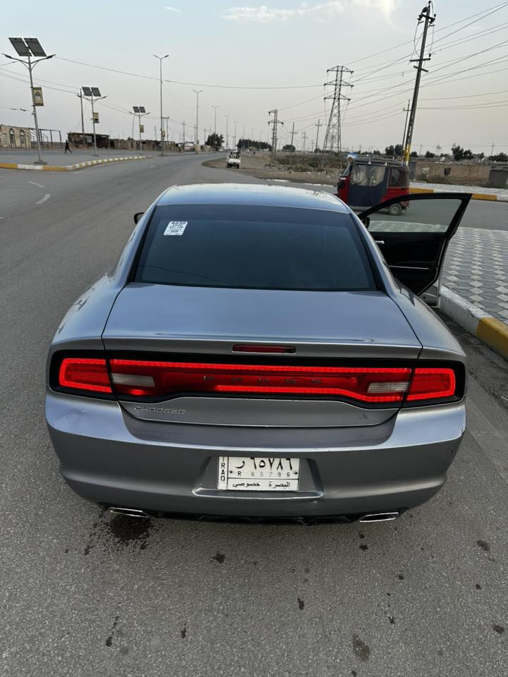 السلام عليكم جارجر موديل 2014 لون سلفر مواصفات اعتيادة محرك 6 سلندر 3600 جديد هسه توني شادة اضافه منظومة غاز جديدة وعليها ادامة كاملة وجاهزه من كلشي رقم بصرة تحويل مباشر السيارة بدون حادث بيها رش كلير قبق الجنطة وفتح الجاملغ الامامي الايسر والباقي مكفول وبقية الموصافات معروفه وواضحه بالصور السعر 160وبيه مجال مكاني سيارة ناصريه الفهود ***********/.       وتساب و تصال ***********
