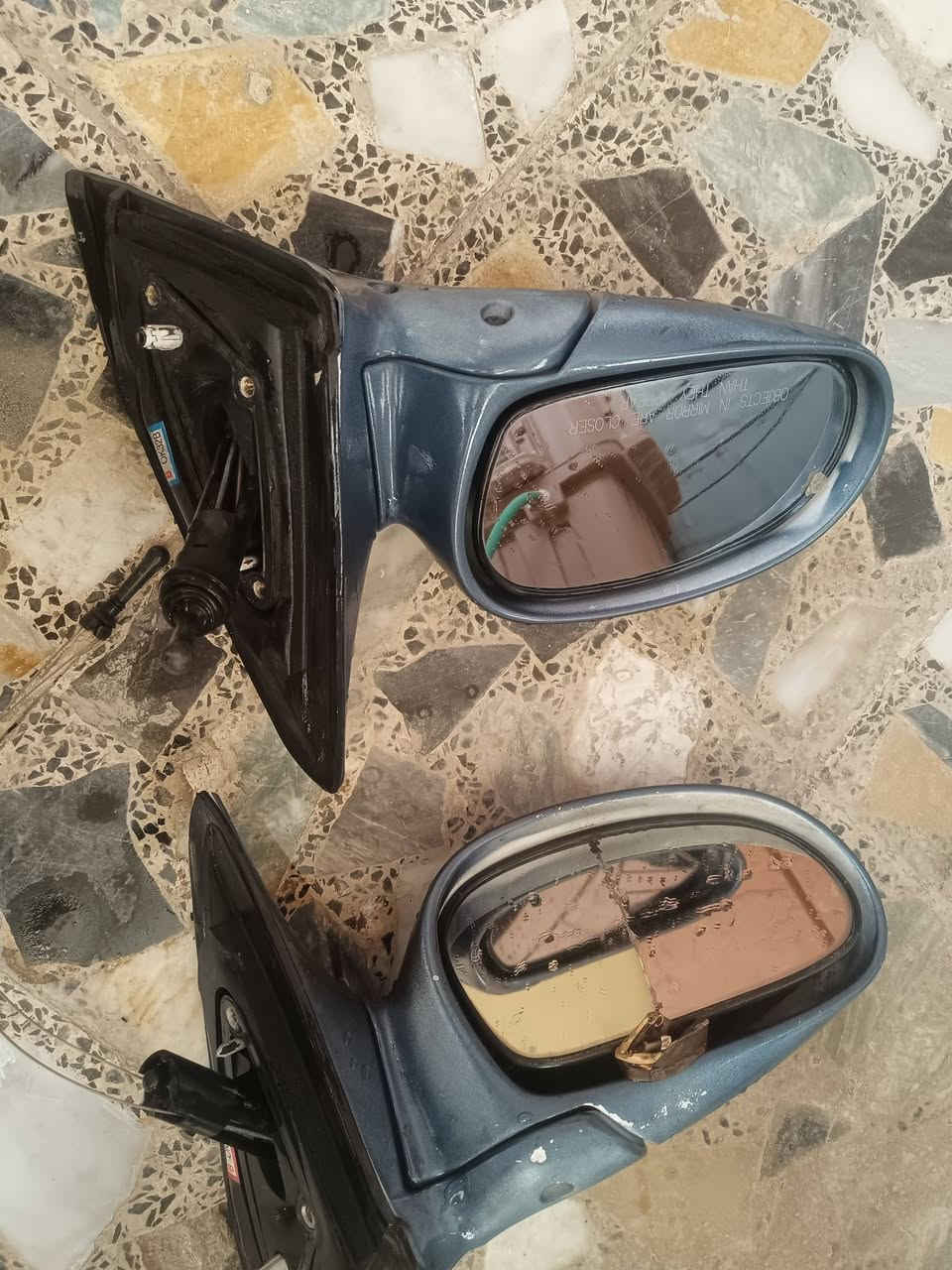 السلام عليكم 
مرايات لبيع  ريو 2002 جهة السايق مابيها شي بس جهة الصدر مكسوره  جامتها 
السعر ٣٥ 
مكان النجف كوفه
***********
