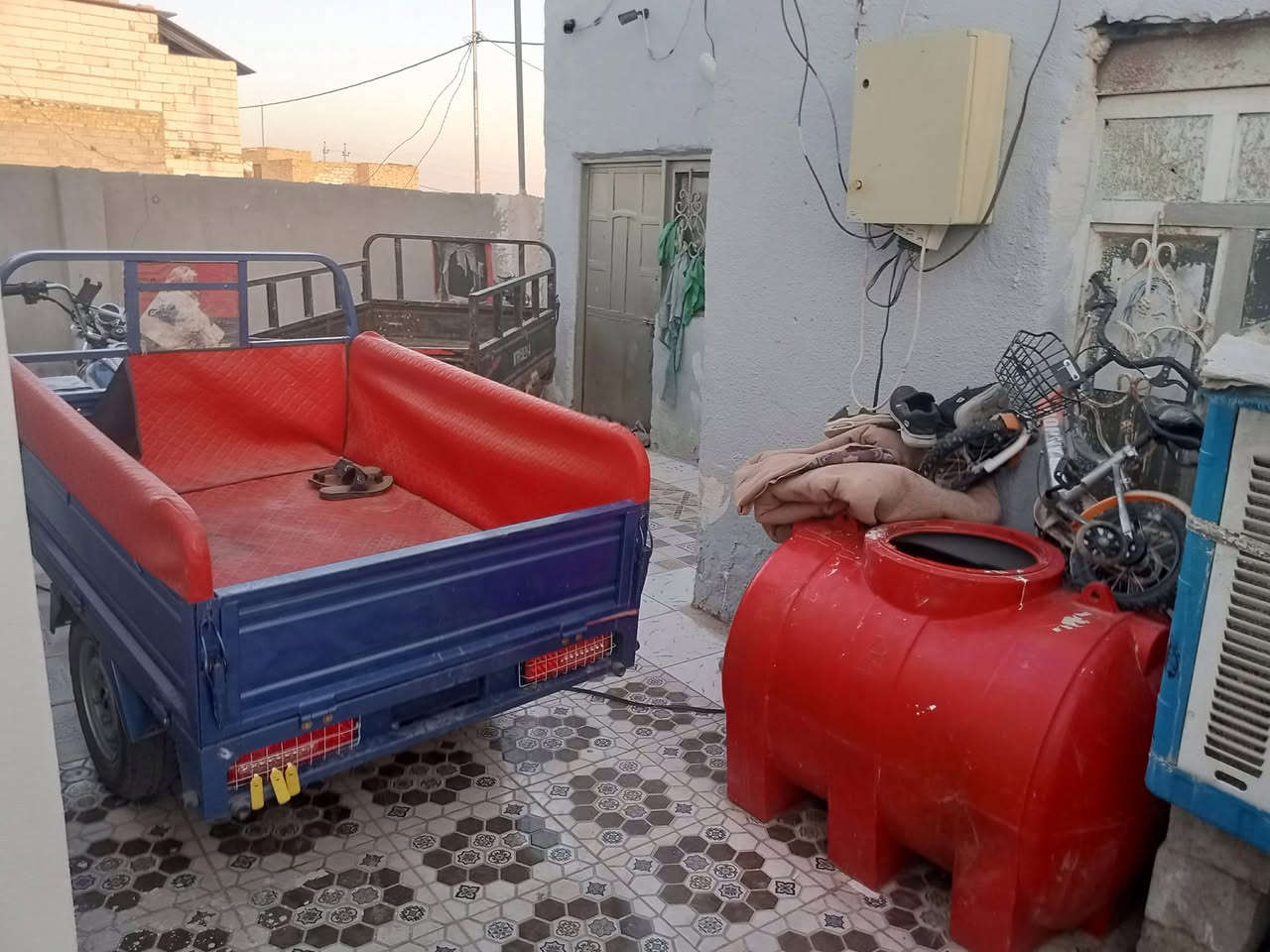 بيت مساحه 200م قرار 25 كامل خدمات  غرفتين وصاله وبراني ومطبح وغرفه سويت وبابين على شارعين مقابل مجمعات الي بشارع الفؤادين السعر اتصل على هذا الرقم *********** البيت مناسب
