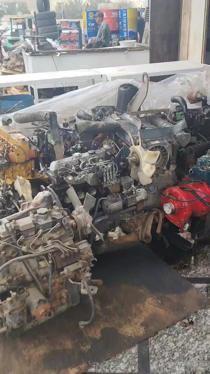 سلام عليكم جميع المحركات شفلات حفارات كبار صقار رافعات مولدات جميع اليات كوماسوات 70 هيتاشي بنوعة جميع محركات آليات تواصل ***********
