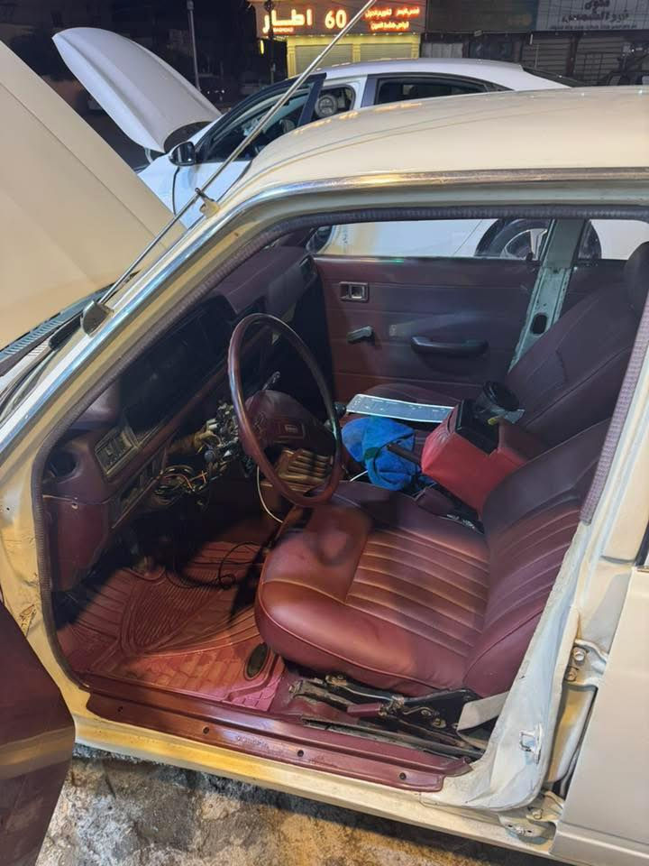 السلام عليكم ورحمة كورونا موديل ١٩٧٩ ابيض رقم بغداد جديد انكليزي بأسمي معمرة جديد حته الداخل جلد ماروني كهربائيات كاملة باتري جديد زوج تايرات جديد امامي قبل سبوع شديتة بدون تبريد محرك مجفت ماكنيت مو بلاتين حورتة صدر جديد اكسل جديد السعر ٦ مليون وبيهة مجال كلش بسيط رقم الهاتف *********** مكان بغداد الصليخ قرب مركز شرطة الصليخ
