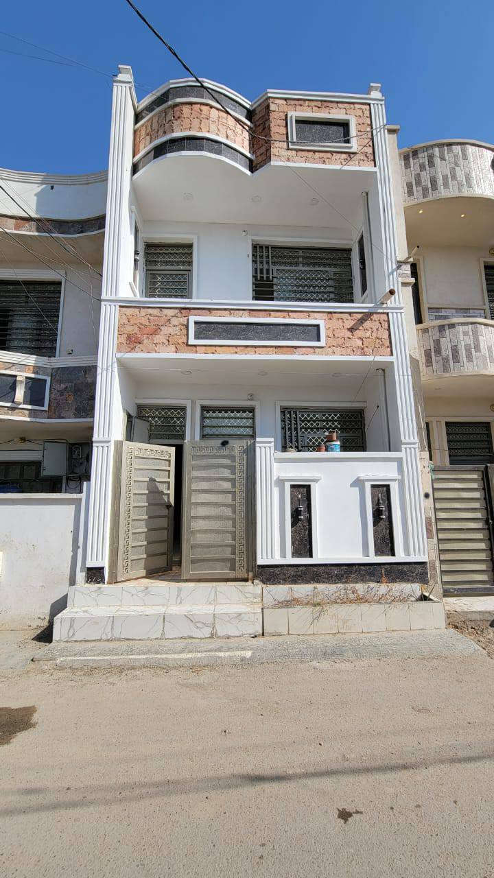 ‏السلام عليكم ورحمة الله وبركاته للبيع بيت طابقين 🏡 طابو زراعي سند 25 
‏مساحة 100م 
‏واجه5 نزال 20 
‏يحتوي البيت على الطابق الارضي : كراج 🔴 استقبال 🔴 حولي مطبخ 🔴 غرفة 🔴 خدمات صحية 🛀🔴ترك 
‏طابق الثاني:  غرفة 🔴 حولي 🔴خدمات صحية 🛀🔴 سطح + طابق ثالث سطح 
‏البيت بناء حديث جديد عالي عن الشارع كامل ما بي اي نقص 
‏عنوان البيت:  بغداد نهاية الشرطة الخامسة الدوانم قريب على شارع العام قريب عن السوك قرب جامع الملك القدوس عرض شارع 10م 
‏السعر: 90 مليون وبي مجال 
‏رقم الهاتف واتساب ☎️:  ***********
