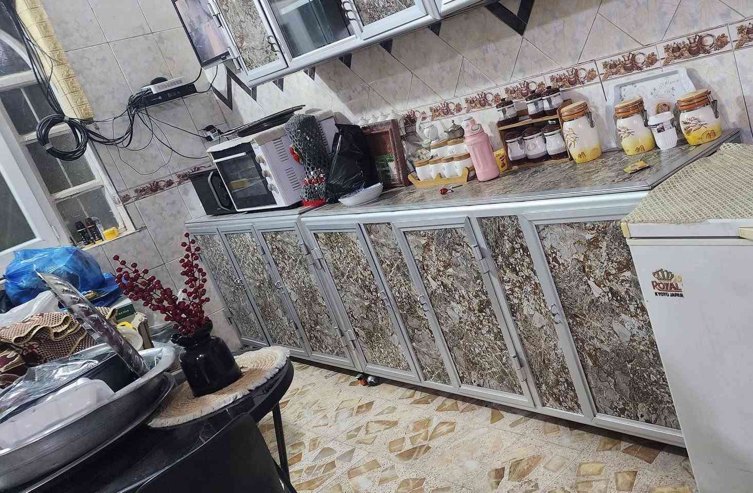 السلام عليكم 
كاونتر المنيوم من النوعية القديمة الثكيل
٣متر ونص مع الملحق العلوي 
لا يشكو من اي عطل او خلل 
للبيع بسعر مناسب جداً 🔥
للتواصل على الواتس 
***********
