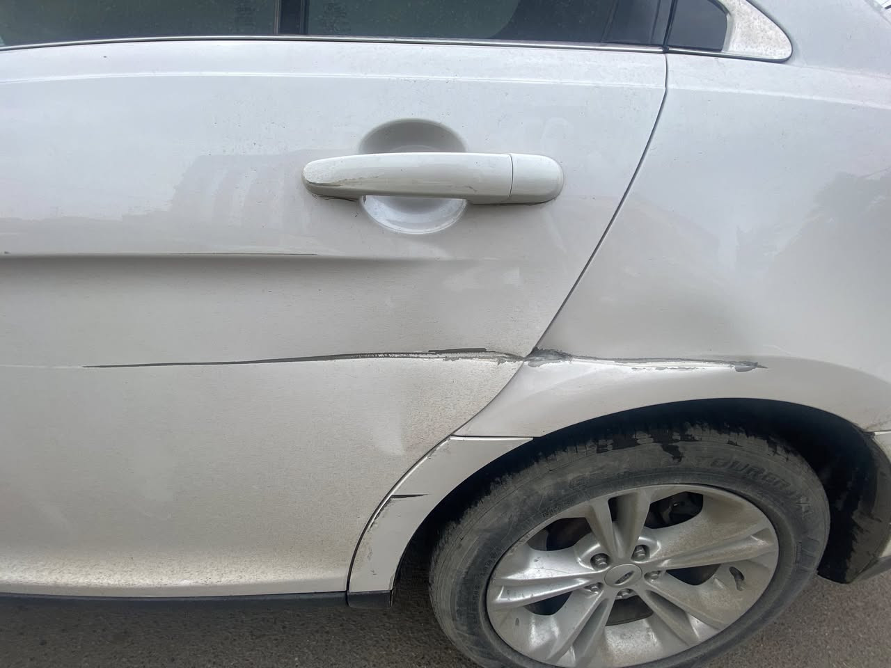 السلام عليكم
فورد تورس 2013 SEL 
 السياره كفاله من 
التبديل والصبغ بيها بارد كلش صغير اصبعين وبيه ضربه الجاملغ الصدر اليمنه وباب والجاملغ الي وره باب السايق وبعدها الضربه على حطيتها ترجع بارد

 كير ومكينة خير من الله ماشية 108 مايل حقيقي  هزة ورقم وسنوية كله جديد ل 2030 شرط تحويل وغرامة ثاني يوم السياره احلى من الصور

 فول مواصفات السياره كشنات جلد 

كشنات كهربائي تبريد قطعتين جام كهربائي كير عادي اوتوماتيك 3 شاشات شاشة كبيرة حساسات خلفي مرايات هيتر  داخل بيجي

سعرها 115وبيها مجال مكان السياره بغداد الكاظمية

*********** بي واتساب
