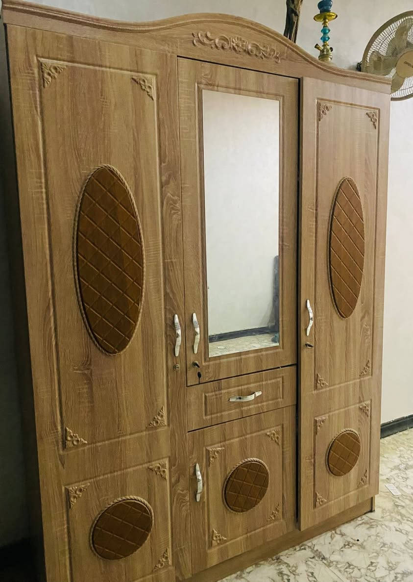 السلام عليكم للبيع ثلاجه 
وكنتىور شبابي 
***********
