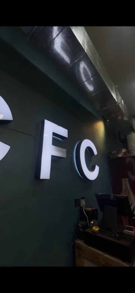 مطعم كامل للبيع
يشمل ..
جدر كنتاكي شاشه خضره 
گرل مع قلايه  
فرن بيتزا هو والميز  
كابسه صاج  
حمايه كنتاكي وفنكر (ايطالي )  
قلايه احاديه
 مجمده وسط
شوايه كص 5 مشاعل مع الميز والشيش 
2 ميز ستيل الارتفاع 1.50والطول متر والعمق 50
دگت مع بوچه ستيل مع ساحبه 
كاشير كامل مع الميز والطاباعات 

كل شي شغال عالفحص وعندي بعد كومه شغلات نواعم مثل سجاجيين وبلانكات اكثر من 20 بلانك صغير وكبير ووسط 
الديكور كامل بس تجي تشتغل 
سبب البيع .. عدم التفرغ للمطعم
المحل جاهز من ناحية الكهربائيات والديكور والمطبخ وباقي التفاصيل   
الموقع : علي الصالح 
***********
