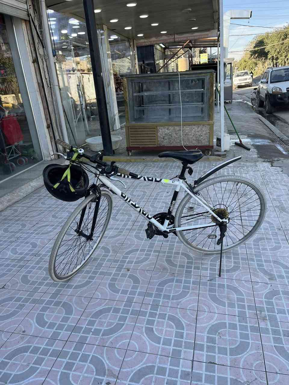 باسكل رياضي للبيع
الباسكل نضيف تايراته نضيفه جوابه جدد
ويا خوذه بريكاته شغاله 
العنوان بغداد الغزاليه 
للشراء والتواصل ***********
