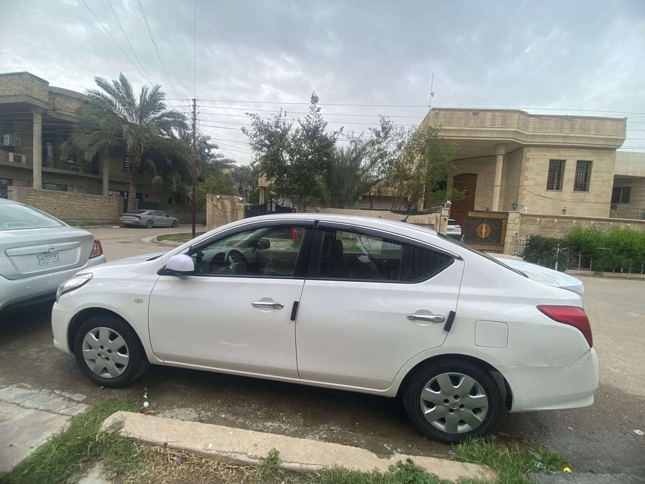 السلام عليكم 
نيسان صني موديل 22 
ماشية 64 
السيارة بدون قطرة صبغ 
فقط بيها طخه بسيطه بالصندوگ
رقم اربيل السنوية لل 29 
مكان السيارة بغداد الدورة 
بيع او مراوس 
للاتصال ***********
