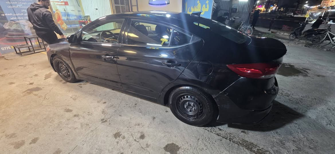 سلام عليكم
Elantra    Hyundai
2018 امريكي
رقم بغداد
سياره بيها قطعتين ضربتها ربع بنيد وجاملغ ومبدلات
وبيها ملاحضات بدوسات
سياره محرك DOHC 2000 دوش
كيرها AT اي تي
سياره صدرها جديد تايرات جدد
كفاله كير محرك 
دواخل قماش سياره جاهزه من كلشي
سعرها 110وبيها مجال
 عنون بغداد الغزاليه
رقم ***********
موجود Whatsapp وتساب
او Messenger ماسنجر
