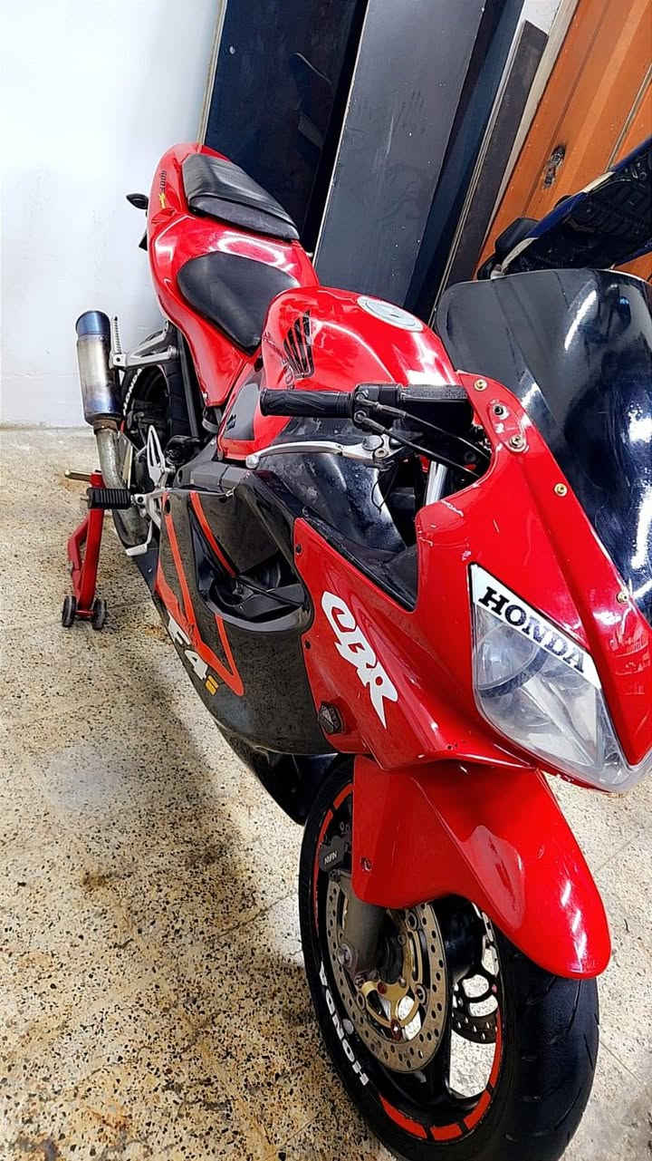 CBR600 F4i
هوندا افوراي كفاله نازله من كلشيء وكلاشيء ماشيه ٣٤ الف السعر 23$ وبيها مجال بغداد الجديده ***********
