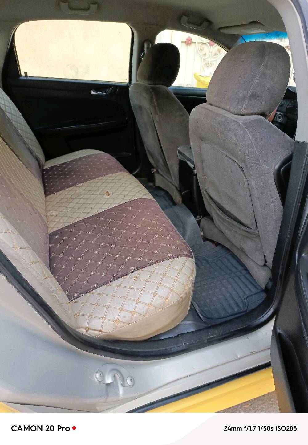 أنا عندي للبيع سيارة شيفروليه إمبالا إل تي 2008. السيارة لونها أصفر مع بعض التفاصيل بالأسود، وهي بحالة جيدة من ناحية الجسم والمظهر. من الداخل، المقاعد مغطاة بكسوة مريحة، وهناك مساحة كافية ومريحة للركاب. السيارة تستخدم بشكل ممتاز للنقل والرحلات، وأيضاً مناسبة للعمل كتاكسي بسبب لونها الواضح والمميز. الغيار أوتوماتيكي، ومجهزة بمعدات جيدة للقيادة اليومية.