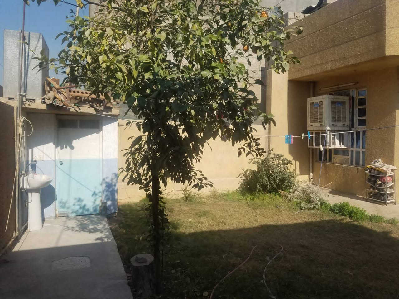 بيت 200 متر قاط ونص للبيع سند 25 وكاله بي بل جواهري بل نص سابع فرع عن الشارع العام يحتوي على غرفتين وحمام وبيتونه بل قاط الثاني والارضي غرفتين استقبال مطبخ وصحيات وصاله وبي حديقه  للاستفسار ***********
