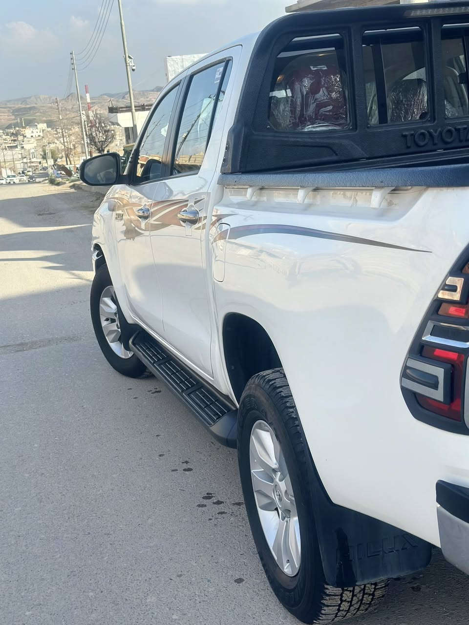 تۆیۆتا هایلۆکس مەرزیە 2016 دەبل ئەکسل سفری شەریکەی سەید نەهرۆ دوو دەستە لەشەریکەوە 148km عەقیقی رۆشتوە بەناوی خۆمەتا 2027 رەقەم سلێمانی ئەشیای بیلادی لەگەلە سێ سویجە فول مواسەفاتە سعودی گێر عادیە ناوفۆرمیکە ڤۆلیۆم شاشە ئایپات کامیرە تەبریت مەرکەزیە حەساسە نیزام eco یە دەحامی نیکلە یەدە نیکلە ئاوێنە ئەوتۆیە چوار پستۆنە دەحامی بۆ دەحامی بەشەرت گێر مەکینە ئەکسل نەکراوەتەوە گشت گیانی بەشەرت  
بۆیاخی / نیە 
تعدیل/ یەک کەمی هەیە 
تەزرە / نیە 
جەمپی / نیە   
ژمارەی موبایل:***********
