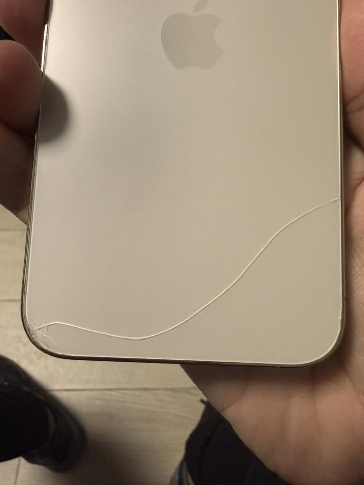 السلام عليكم ايفون ١٢ برو ماكس ماستر بلادي بدون اي تبديل ذاكرة ١٢٨ بطارية ٧٧ جام الكامرتين مكسورات بس الكامرة شغالة طبيعي وبي فطر بالظهر مثل ما موضح بالصور مكاني البلديات او فندق قلب العالم 
قيم بما يرضي رب العالمين واخذة 
***********
