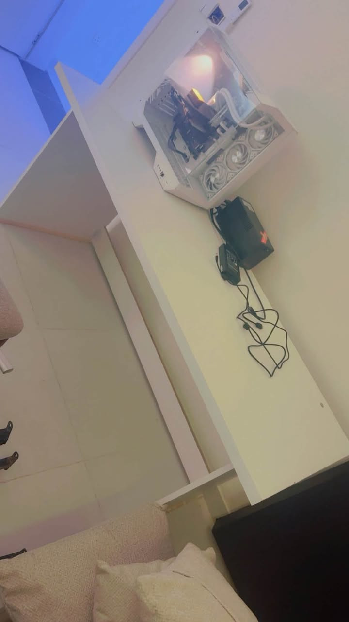 ميز كيمنك استعمال جداً قليل ما بي اي عطل او ضرراخو الجديد حجمه جداً كبير يكفي شاشه والكيس واكو مساحه اضافيه نظافه جداً عاليه مثل ما موضح بالصور لون ابيض 
مكاني بغداد مجمع دار السلام السكني مجاور جامعه اشور 
الرقم *********** 
سعره 120 الف وبي مجال بسيط
