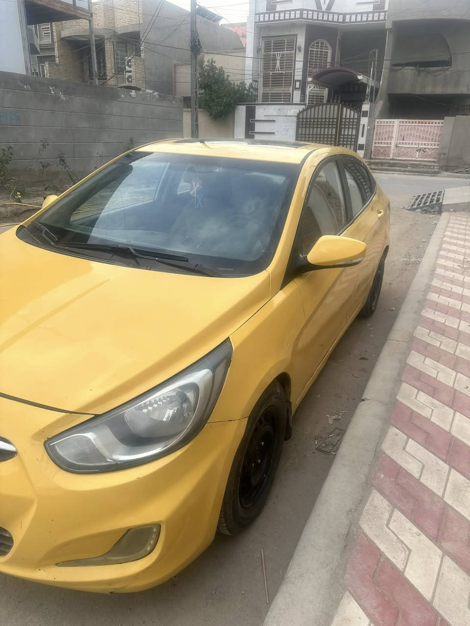 اكسنت موديل 2012 خليجي محرك دوش1600 المرغوب محرك و كير مكفولات حدادية و تخم تايرات جدد فتحة سقف و اشارة بالمري و شاشة و كامره و لايت زنون بيها الجاملغ الخلفي مبدل  السعر 76 و بيها مجال ***********
