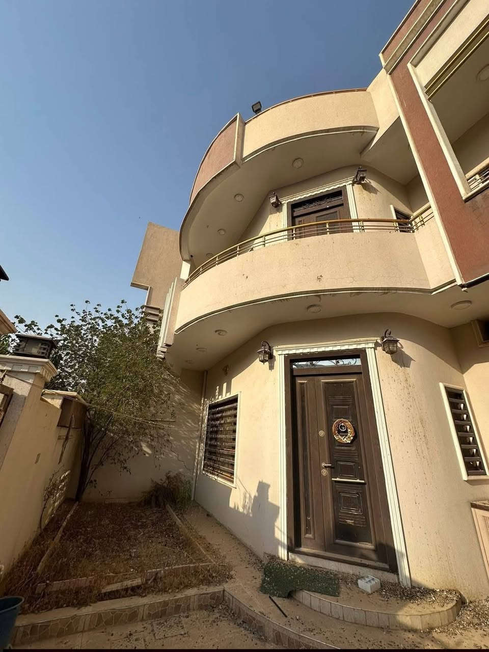 عرض جديد وموقع مميز

دار للبيع ( طابو  )   طابقين جديد فارغ تسليم مباشر . 

المساحة : 200 متر  و الواجهه 10  

الموقع : حي الواسطي _خلف مول حجي زياد مباشرةً

 الطابق الاول يحتوي على غرفتين نوم عدد(2) وهول كبير ومطبخ حار وبارد واستقبال وكراج وحديقة 

الطابق الثاني يحتوي على ثلاثة غرف نوم عدد (3) وصحيات الدار جديد وكامل اي نقص مابي 

💵💵السعر 295 وقابل للمعاملة 💵💵

🔴 1- التعامل يكون مع صاحب العقار الشرعي حصراً
2- المكتب  وسيط بين الطرفين ولحفظ الأجرأات القانونية والتأكد من صحة العقار قبل تسليم اي مبلغ بأشراف قانوني

للأستفسار ✅مراجعة مكتب الاسياد للعقار 🔔

📍عنوان المكتب كركوك واحد حزيران قرب تقاطع الحصو ورمل 
                 للأتصال ***********📱

                             ***********📱

✅نستقبل جميع عروضاتكم السكنيه والتجاريه في كركوك 💯والترويج لها عبر الصفحه الخاصة بل مكتب
                  مكتب  الاسياد للعقار 
للأستثمار والتطوير العقاري 💯 معنا نحو الأفضل

https://www.facebook.com/profile.php?id=100063971986106&mibextid=ZbWKwL
