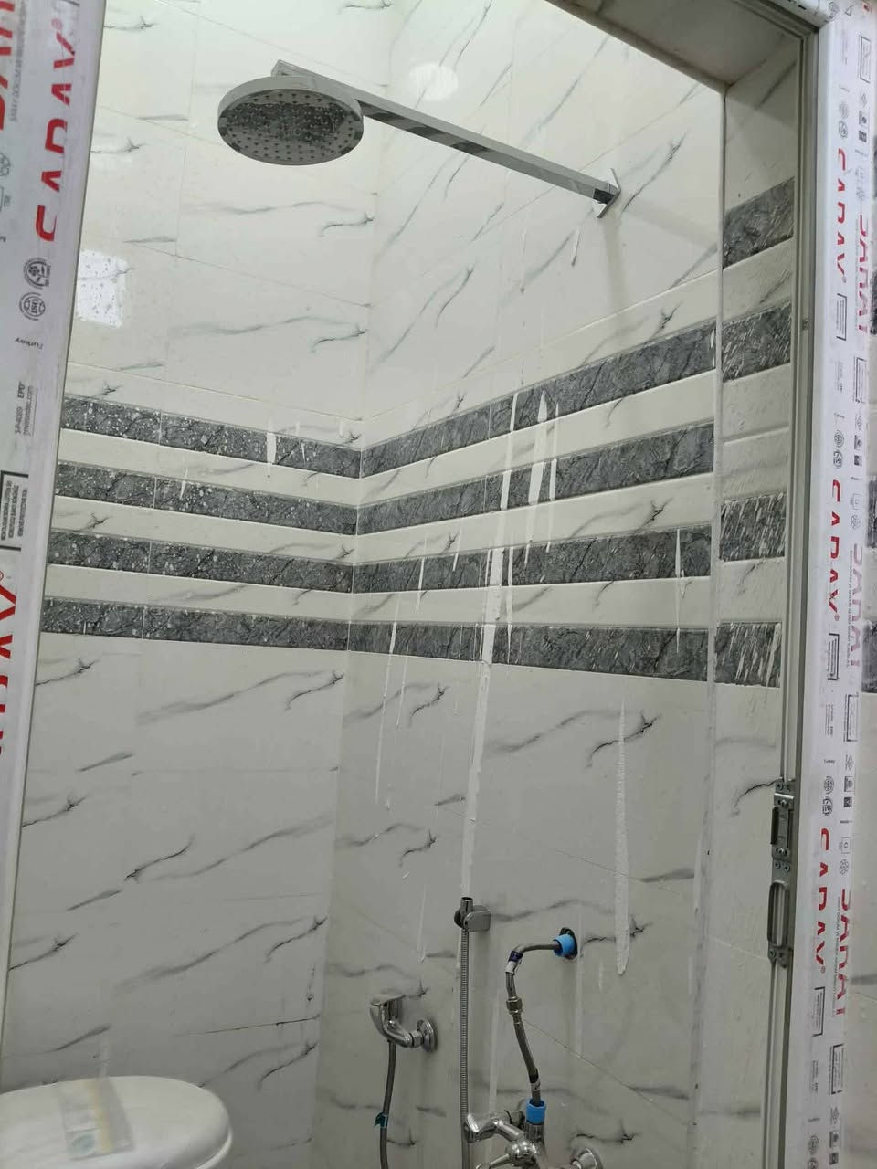 بيت الإيجار مساحه 100متر في حي التضحية كرامه يحتوي على غرفتين وصاله ومطبخ استقبال وصحيات البناء حديث درجه اولى صب كونكريت #سعر_الأيجار_300 الف ***********
