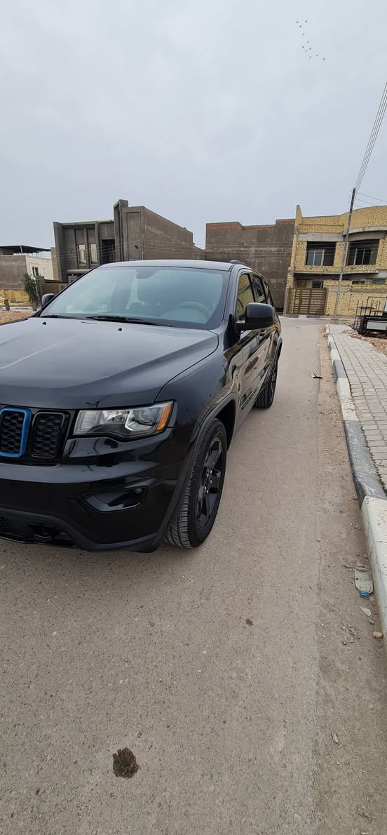 السلام عليكم
جيب كراند شيروكي مديل ٢٠١٨
وارد امريكي رقم بصرة الجديد تحويل ملكية باسمي
خمس قطع صبغ بجم كبس السيارة ماشية ٤٥الف 
مكان السيارة بصرة 
***********
