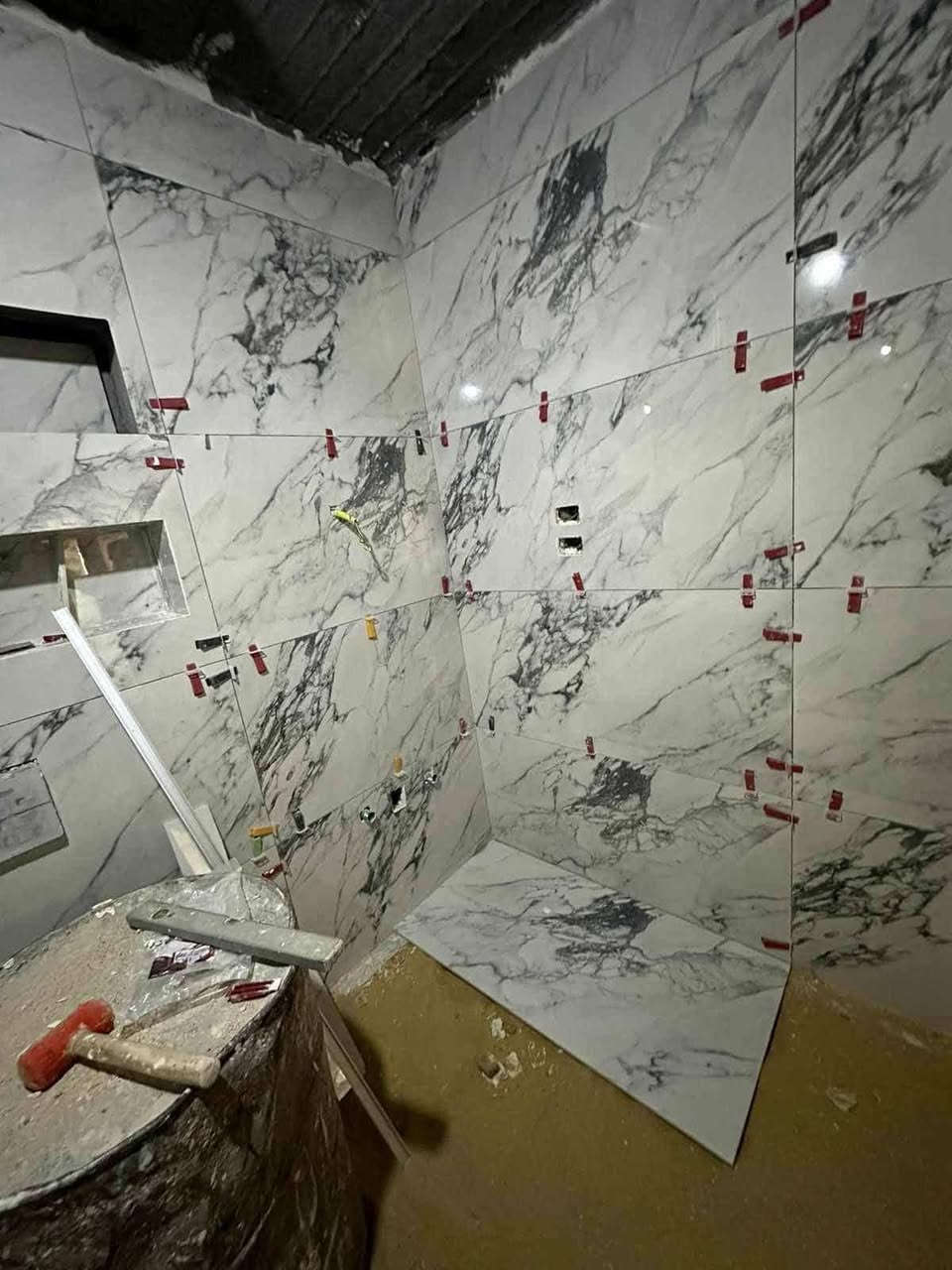 سلام عليكم خلفه سيراميك مصري درجه اولى جميع انواع السيراميك مرمر وكاشي رقم الوتس ***********
