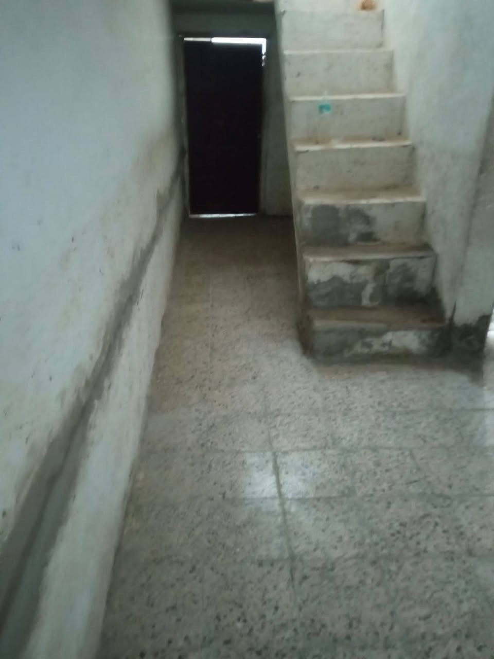 الدار للبيع شارع المطار القديم مقابل مجمع الكوثر الطبي مساحه 100متر خامس بيت عن شارع عام الاتصال ***********
