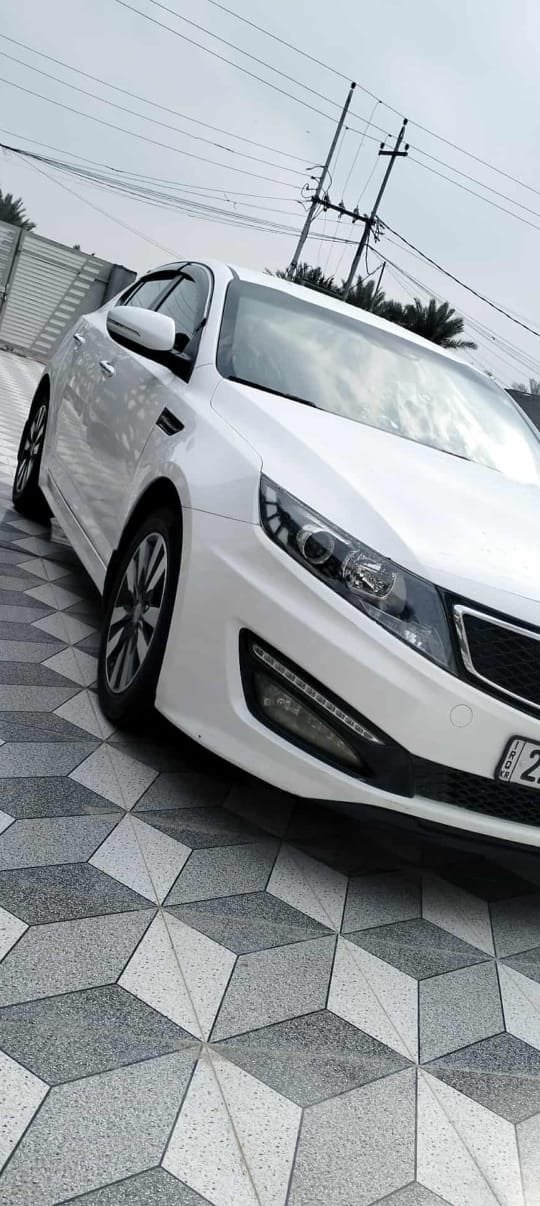 سيارة كيا أوبتيما بيضاء للبيع بحالة ممتازة. السيارة نظيفة جداً من الداخل والخارج ومناسبة جداً للعائلة. جميع الصيانات تمت بشكل دوري وأغلب وقتها كانت مغطاة. مناسبة للاستخدام اليومي. السعر مناسب والبيع بدون وسيط مباشرة من المالك. العنوان بابل 