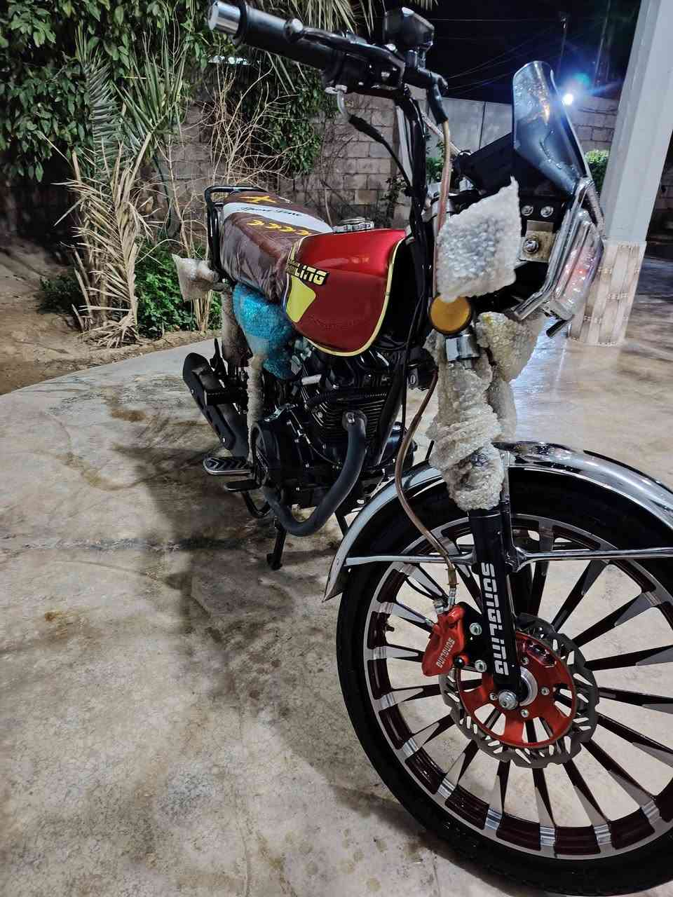 موتور ايراني سونيك موديل 26 فقط ماشي بس شهرين دراجه كلش حلوه نظيفه ست اوراق وياها  ايش فيك اثنين والرقم على الخاص (***********) من معرض ابو حمره مشتريها زيرو اني محرك 200 سي سي
