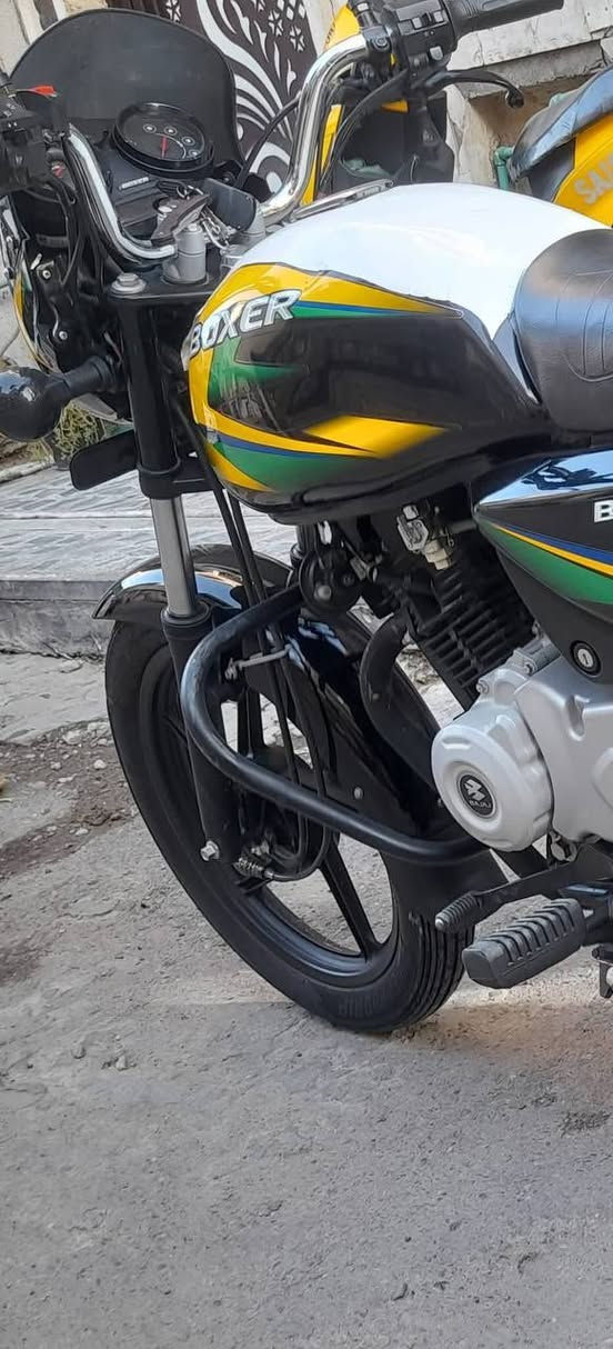 السلام عليكم شباب بوكسر كلاسك موديل 23 كلاسك خير من الله ماشيه 30 الف رقم ديالئ مشروع وطني وين متريد احولك سعر 2300 مكاني بغداد الصليخ رقمي ***********
