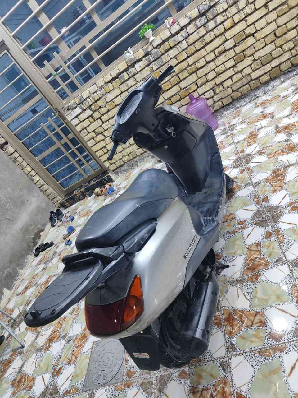 السلام عليكم دراجه سبيسي ياباني مكفولة شرط النعومه والشلعه والمعدل كفرات اصلية ابو الختم  قفل ستيرن قفل جنطه +جكمجه تخم تاير جديد اشاير لايت كله شغال دراجة اخت الرمبة شرط تفحص يله تأخذ السعر 900وبيها مجال مكاني كوت ***********
