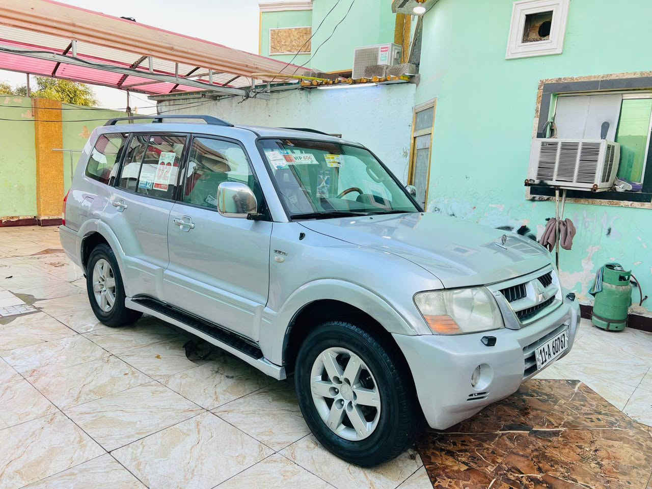 السلام عليكم للبيع سيارة باجيرو مديل 2006 خليجي فول مواصفات رقم انكليزي كفالة من الكص والنقل والضربة والصبغ مكينة وكير بلاد مكفولات حدادة مية بالمية تخم تاير ويل كب جديد مرايات شفط اريل كهـربائي لايت زنون تبريد 3 قطع فول شاشة تاب اصلي مضخمات سيارة جاهزه من كلشي كهربائيات كلها شغالة العنوان البصرة مصفى النفط السعر 83 
*********** البصرة, العراق
