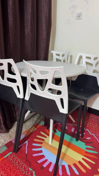 ميز طعام سعرة 200الف معرض مال بلازمة سعرة 100الف العنوان الثعالبة 0777...