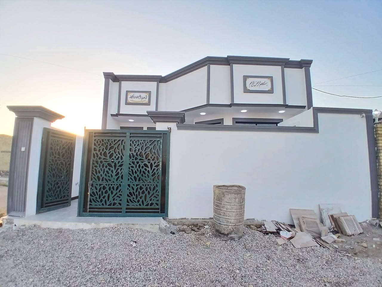 دار للبيع كوت حي الحكيم شارع الواليه مرقم من قبل البلديه مساحه 200م بناء طابوق يتكون من غرفتين نوم مطبخ استقبال هول صحيت داخليه وخارجيه السعر المطلوب 73مليون وبيها مجال للشراي الاستفسار مراجعه مكتب دلالية حسن البيضاني*********** نستقبل كافة العروض في حي لحكيم @أبرز المعجبين @
