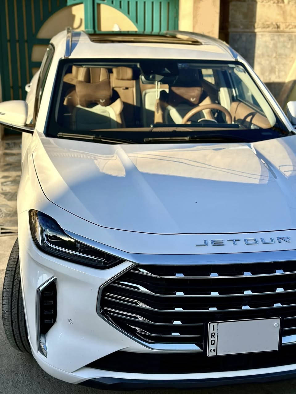جيتور X70 Plus 1.6 Luxury 
الموديل: 2025
المحرك: محرك 1.6 لتر تيربو 4 سلندر حقن مباشر
القوة: 197 حصان
عزم الدوارن : 290 نيوتن-م.
ناقل الحركة: 7DCT نمر - أوتوماتيكي 
استهلاك الوقود الشامل: 8.1 لتر لكل  100 كم
نظام الدفع: دفع امامي FWD 

الضمان الأساسي: 5 سنوات أو 150,000 كم (أيهما أقرب)
ضمان المحرك: 10 سنوات أو 1,000,000 كم (للمالك الأول/أيهما أقرب)

مواصفات السلامة:
*كاميرات محيطية 540 درجة
*رادار تفاعلي
*نظام التحذير من التصادم الأمامي و الخلفي 
*نظام تحذير مغادرة المسار
 *نظام مراقبة النقطة العمياء 
 *نظام الكبح التلقائي في حالة الطوارئ
*حساسات اصطفاف أمامية وخلفية
*وسائد هوائية امامية وجانبية عدد 6
*نظام الفرامل اليديوية الأوتوماتيكي Autohold
*نظام المكابح المانعة للانغلاق
*نظام التحكم بالثبات 
*نظام التحكم نزول على المنحدرات
*نظام مساعد صعود المرتفعات

المواصفات الداخلية والخارجية:
*شاشة عدادات رقمية قياس 10.25 انش
*شاشة عرض ترفيهية قياس 12.35  انش 
*نظام ابل كار بلاي واندرويد اوتو  
*نظام صوتي من ٨ سماعات عالية الجودة
*فتحة سقف - بانوراما 
*مقصورة الركاب من الجلد الفاخر بلونين
*مقعد السائق والراكب تدفئة وتبريد
*مقعد السائق والراكب كهربائي
*مقعد السائق مزود بذاكرة لحفظ 3 وضعيات الجلوس
*عدد صفوف المقاعد 3 (7 ركاب ) 
*اضاءة محيطية داخل السيارة (7 ألوان)
*عتبات الأبواب الأمامية مضيئة 
*داش كام - DVR
*الأضواء الأمامية والخلفية أوتوماتيكية ليد(LED)
*نظام التحكم الذكي بالإنارة العالية 
*مرايا خارجية قابلة للطي كهربائياً
*مساحات امامية مع حساسات للمطر 
*ويل الالمنيوم قياس 20 آنش 
*باب الصندوق الخلفي كهربائي
*شاحن هاتف لاسلكي
*نظام تنقية الهواء PM2.5 مع فلتر N95
*مكيف مع شاشة تحكم منفصلة للصف الثاني
*مسند الذراع الوسطي مع ثلاجة
*نظام الدخول الذكي (بصمة)
*قفل وفتح النوافذ والسقف باستخدام البصمة
*وضعيات قيادة متعددة 

الممشى : 21 الف كيلومتر
مكان السيارة : موصل 
السعر           : 164$ و بيها مجال بسيط
للتواصل       : ***********
