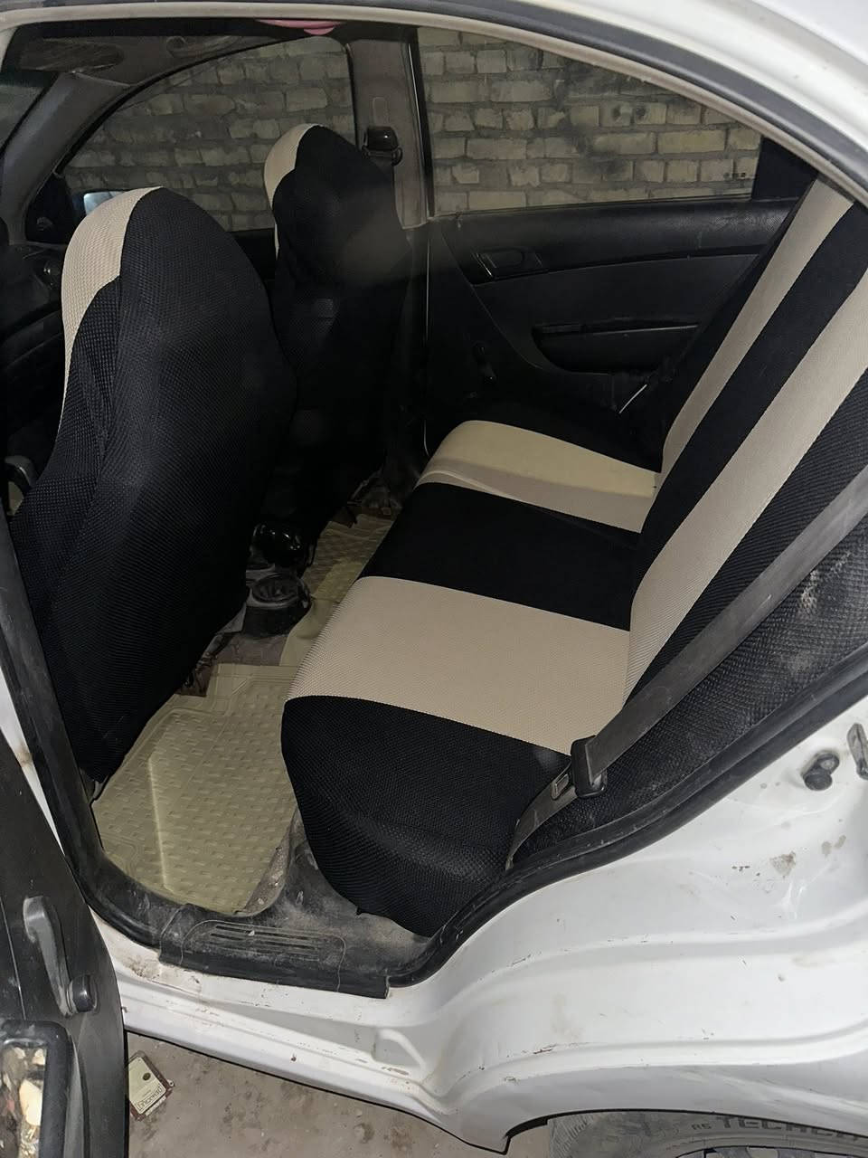 السلام عليكم عندي افيو موديل 2009 كدامكم الصور خليجيه السياره كير ومكينه مكفول مبدل محرك وبعده بالضمان والسياره نضيفه بس متروكه يرادلها حمام مكاني بغداد الشعب سعرها 50 وبي مجال 
واتساب:*********** متواجد بس واتساب
