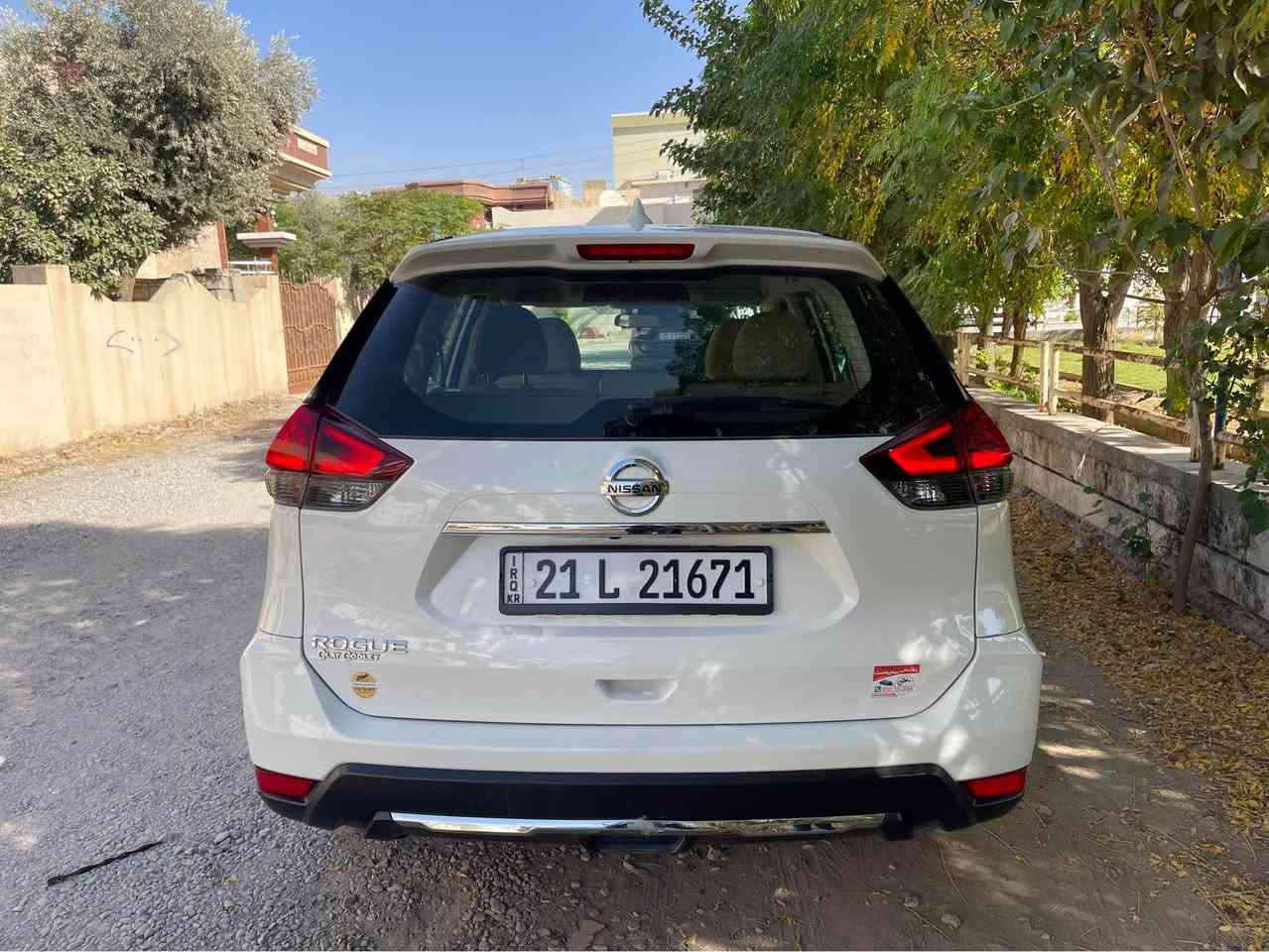 نیسان رۆگ ٢٠١٧
تەنها یەک چاملغی بۆیاغە بێ ناو بێ ئێڕباگ
تەنها ٣٣ مل ڕۆیشتوە خۆمان ڕەقەمان کردوە 
ناو زەردە زۆر با تازەی ماوەتەوە
سەیارەکە یەک دەست بووە 
چوار تایەی تازەی لە ژێرە 
سەیارەکە هیچ مەسرەفی تێدانیە 
شوشەی جوانە 
ڕادارە ئۆتۆ ستۆپە 
شوێن ڕانیە
نرخ١٧٤ گەڵا
***********
*********** رانية, السليمانية
