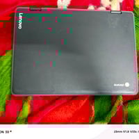 هذا كمبيوتر محمول من طراز Lenovo 300e Chromebook.  يتميز بشاشة تعمل با...