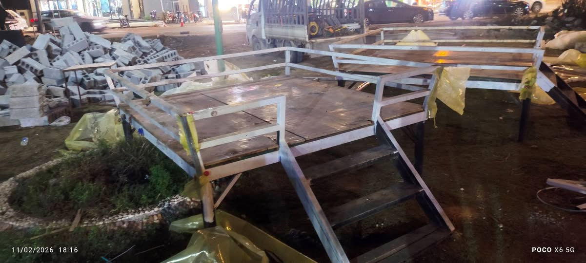 جلسات للبيع حديد ثقيل و ارضيه خشب بلاويد بالگوه تنشال من قوتها قياسها 2*2متر ارتفاع الارجل 70سم السعر 250الوحده عددهن 5قطع مكانهم عباسيه *********** النجف, العراق
