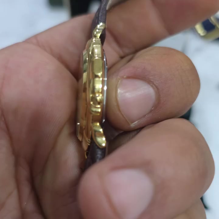 Crocodile ياباني 
كيس حفر 
قطر ٣٣ 
طلاء ذهب 
مينا تو كلر 
بالعلبه الاصليه والمرفقات كامله وكارت الضمان 
بلاديه بالكامل 
قطعه نوادر


**إذا كنت صاحب هذا الإعلان وتريد حذفه لأي سبب، رجاءا أرسل رسالة إلى الدعم الفني**
