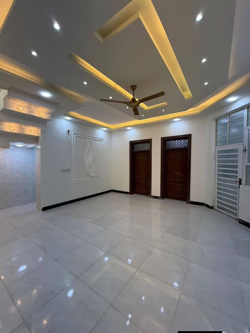 دار للبيع  160 م طابو زراعي  سند 25 اقرار محكمه
الموقع شارع الصب مقابيل قريه الغدير  متر( قريب جداً عن الشارع)

يحتوي على غرفتين نوم كبار
صاله استقبال مطبخ
صحيات مكشوفه عدد 2
بناء جديد ما مسكون جاهز للسكن بناء طابوك جمهوي صب كونكريت مسلح اساس وسقف شغل نضام تركي السعر 70مع المجال اتصل ***********
