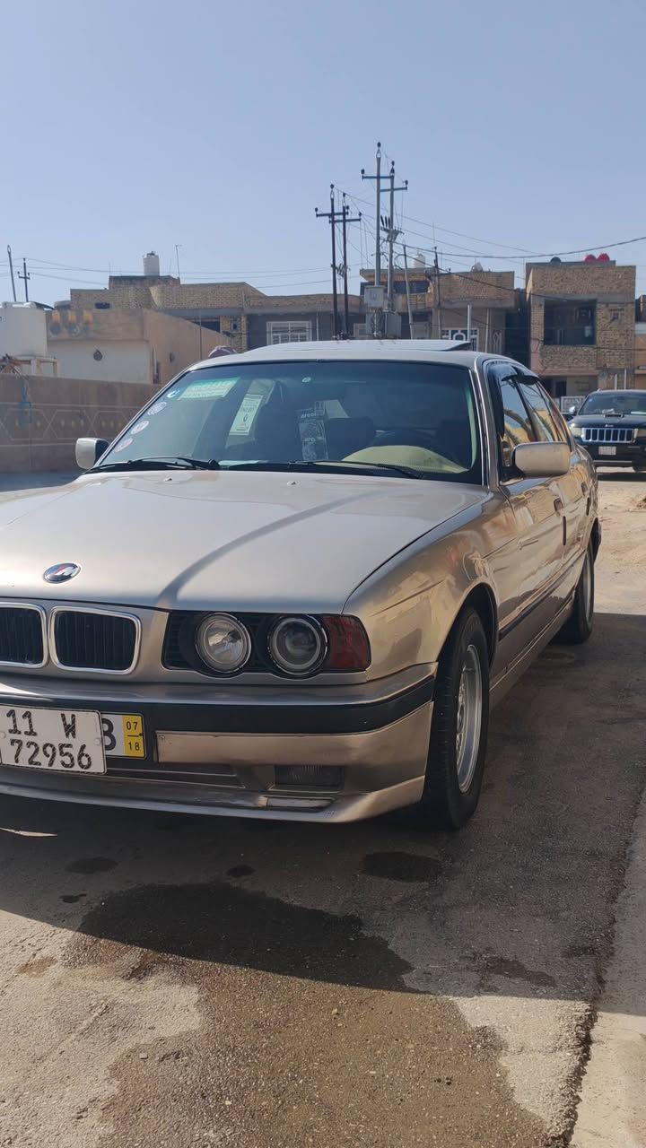 سلام عليكم سيارة للبيع او مراوس حسب الرغبة بي ام دبليو ٥٢٥ مسكر اللون ذهبي صبغ جديد حراري درجة اولئ رقم بغداد دولي لغاية ٢٠٣٠ بأسمي موجودة بالكوت كهربائيات وتبريد كلها شغالة حدادية خلفية وامامية كفالة عامة فول تبريد السلايد شغال استخدام شخصي مال بيت متعوب عليها وبالعافية على الي ياخذهة مكان السيارة كوت مركز ***********
