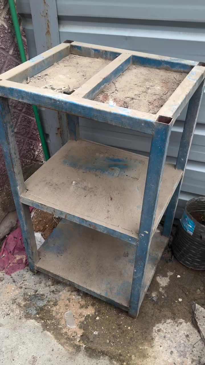 السلام عليكم غراض للبيع الي تفيدة قطعه من ذني القطع خلي يتصل بكاني بغداد الجديده
كمبريسر كبير شغال استعمال مال بيت مو مال شغل 

ميز حديد ثقيل كبير 
ميز صغير

***********
