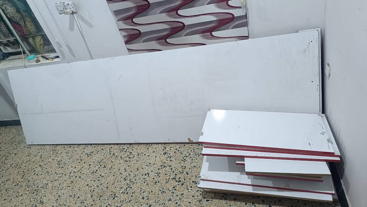 ميز امامي mdf تركي عرض 310 ارتفاع متر عمق 60
فاترينات تعليگ عدد 2 

متر * 70 

70*60

كراسي ايراني عدد 3

كرسي مكتبي

طفاية وبنكتين

مكاني كوت الخاجية

***********
