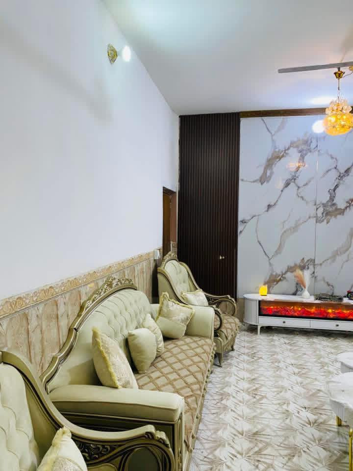 بسم الله بيت للبيع المكان بعقوبة الكاطون ‏مربع أبو رباح قرب حسن ابو الگاز المساحة 200 متر الواجهة 10 النزال 20  طابو صرف باسمي سنة البناء 2018 يحتوي البيت 🏠 على  گراج وحديقه واستقبال ومطبخ حار وبارد وهول وغرفتان نوم 🛌 وصحيات خارجية وداخلية .
للتواصل على الرقم *********** متواجد خاص
