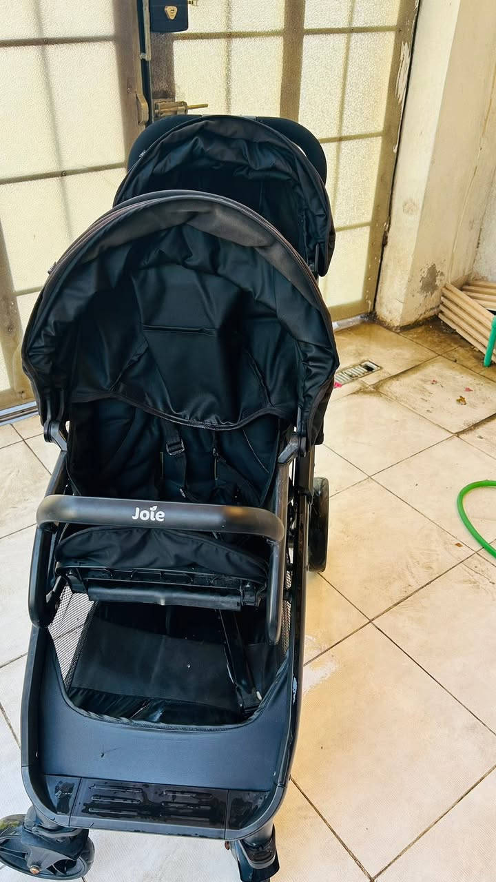 عربة أطفال مزدوجة من نوع Joie توفر الراحة لطفلين مع إمكانية طيها بسهولة.تتميز بمقعدين منفصلين ومظلات كبيرة لكل طفل للحماية من الشمس.تحتوي على سلة تخزين سفلية واسعة لتخزين احتياجات الأطفال ومستلزماتهم. قليلة الاستخدام


**إذا كنت صاحب هذا الإعلان وتريد حذفه لأي سبب، رجاءا أرسل رسالة إلى الدعم الفني**